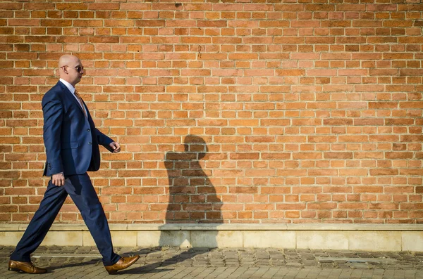 Junge Männer im Anzug gegen Ziegelmauer — Stockfoto