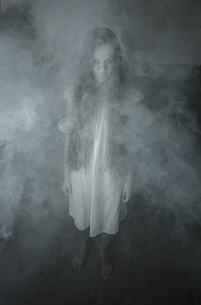 Horror girl in witte jurk — Stockfoto