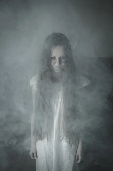 Chica del horror en vestido blanco —  Fotos de Stock