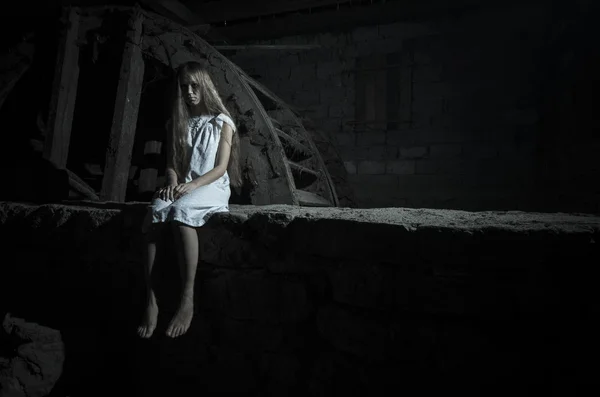 पांढरा ड्रेस मध्ये भयभीत मुलगी — स्टॉक फोटो, इमेज