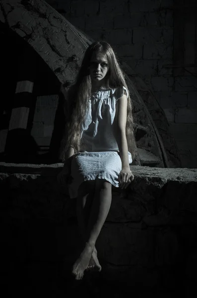 Κορίτσι τρόμου σε λευκό φόρεμα — Φωτογραφία Αρχείου