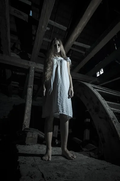 Horor dívky v bílých šatech — Stock fotografie