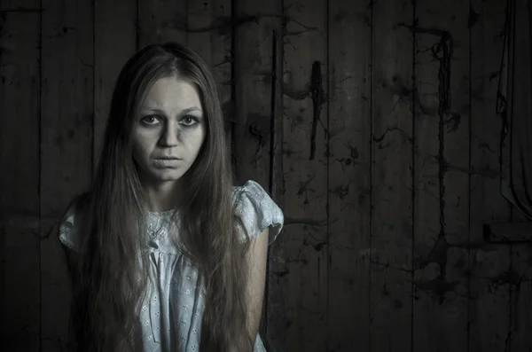 Horror-Mädchen im weißen Kleid — Stockfoto