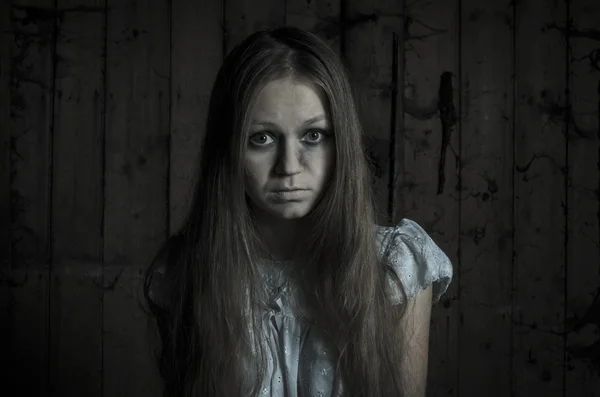 Horror-Mädchen im weißen Kleid — Stockfoto