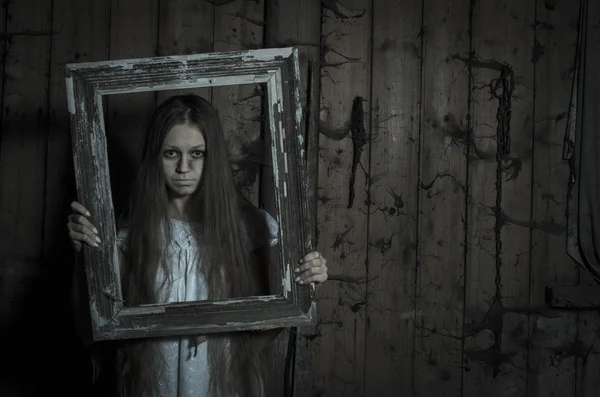 Horror-Mädchen im weißen Kleid — Stockfoto