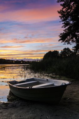 Gölün üzerinde gün batımı
