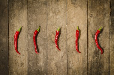 Ahşap masa üzerinde kırmızı pul biber