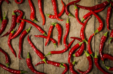 Ahşap masa üzerinde kırmızı pul biber