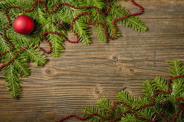 Juletræ med dekoration over gammel træbaggrund - Stock-foto