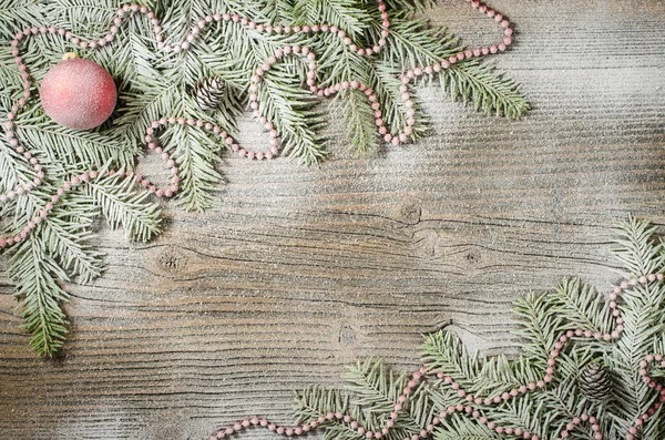 Χριστουγεννιάτικο δέντρο με διακόσμηση πέρα από το παλιό ξύλινο υπόβαθρο — Φωτογραφία Αρχείου