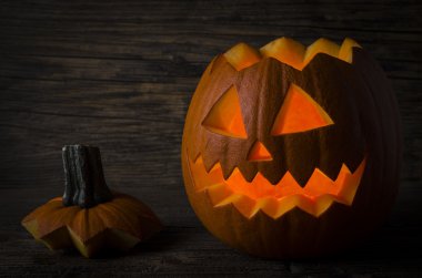 Ahşap arka planda Cadılar Bayramı Kabağı