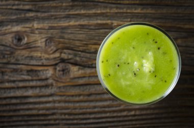 Kivi suyu ahşap masa üzerinde