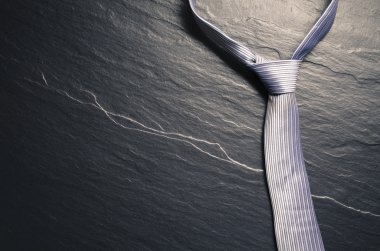 Koyu arka plan üzerinde zarif kravat