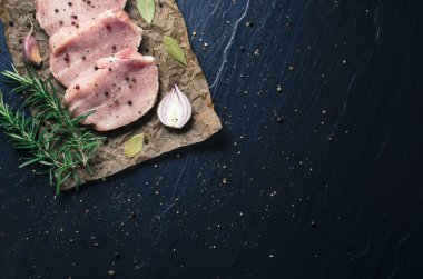 Çiğ domuz eti koyu arka plan üzerinde