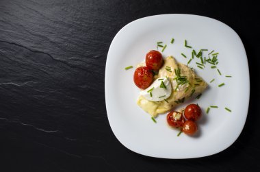 Mozzarella peyniri ve domates beyaz tabakta tavuk göğsü pişmiş
