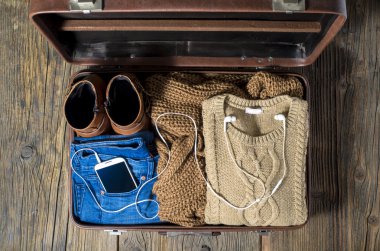 Retro çanta casual kadın giysileri ile. Üstten Görünüm