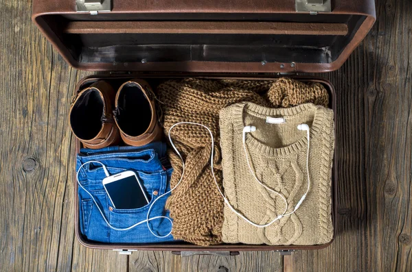 Retro çanta casual kadın giysileri ile. Üstten Görünüm