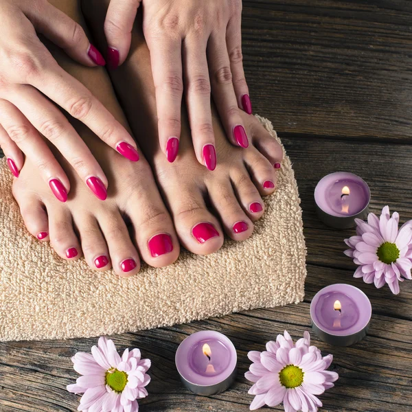 El primer plano de los pies femeninos y las manos en el salón de spa — Foto de Stock