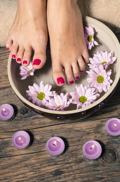 Close up de um pés femininos no salão de spa — Fotografia de Stock