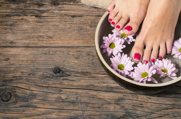 Primer plano de los pies femeninos en el salón de spa — Foto de Stock