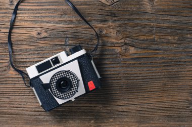 Ahşap masa üzerinde eski fotoğraf makinesi