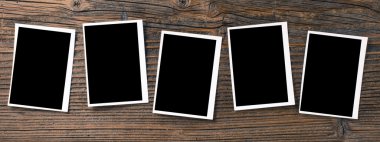 Ahşap masa üzerinde eski fotoğrafları