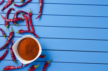 ahşap masa üstünde kırmızı biber