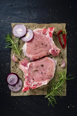 Bitki ve baharatlı çiğ domuz eti.