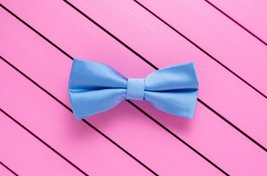 Pembe bir arka plan üzerinde mavi papyon