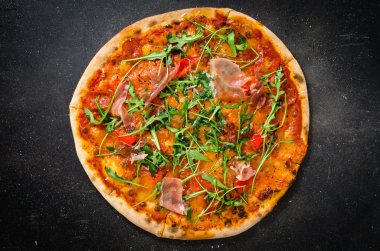 İtalyan pizza karanlık tablo üzerinde