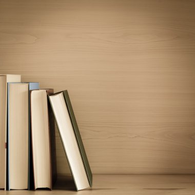 bir raf üzerinde eski kitaplar