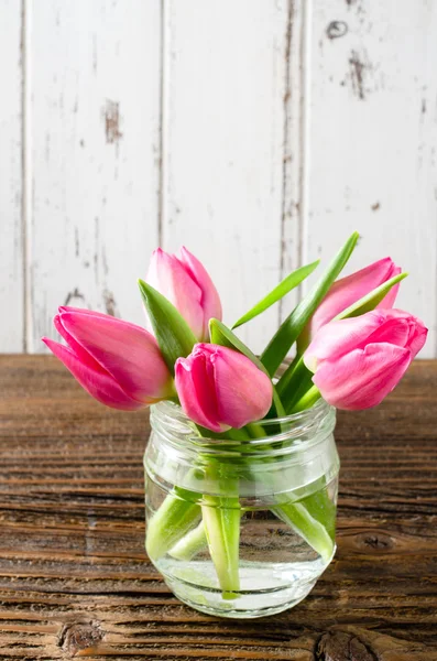 Tulipanes rosados en tarro — Foto de Stock