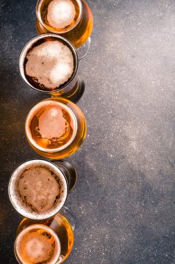 Karanlık masada bira gözlük