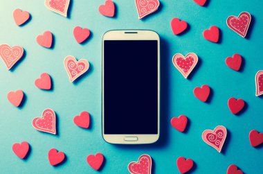 Kırmızı kalpler ile akıllı telefon