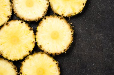Koyu arka plan üzerinde ananas dilimleri