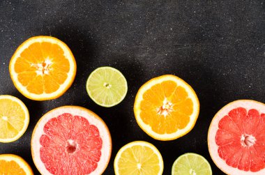 Karanlık tabloda narenciye meyve karışımı