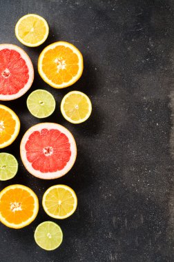 Karanlık tabloda narenciye meyve karışımı