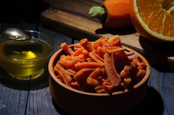 Chips Zanahoria Tazón Cerámica Taza Miel Con Cucharadita Naranja Zanahoria —  Fotos de Stock