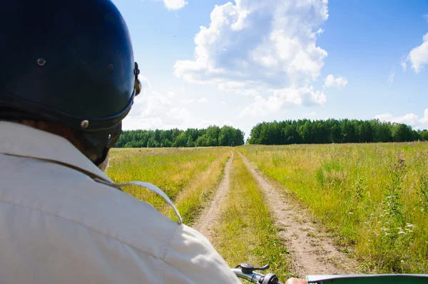 Yalnız ülke yolun üstünde motosiklet gezisi