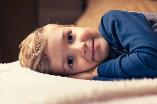 Schattig Kind Ontspannen Een Bed Kijken Naar Camera — Stockfoto