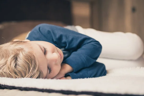 Γαλήνιο Παιδί Ξεκουράζεται Στην Κουβέρτα Και Παίρνει Έναν Υπνάκο — Φωτογραφία Αρχείου