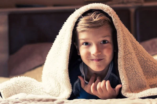 Schattig Kind Ontspannen Het Bed Terwijl Wordt Bedekt Met Een — Stockfoto