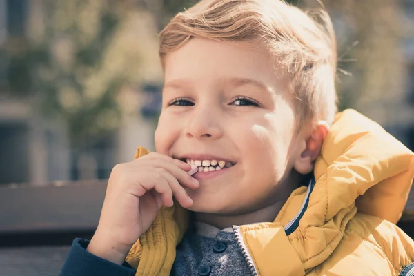 Portret Szczęśliwego Chłopca Jedzącego Cukierki Patrzącego Kamerę — Zdjęcie stockowe