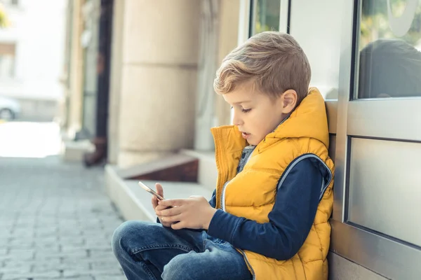 Malý Chlapec Relaxovat Městě Hrát Hry Chytrý Telefon — Stock fotografie