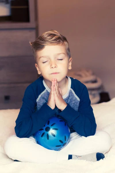 Μικρό Αγόρι Namaste Θέτουν Διαλογισμό Μάτια Κλειστά Στο Σπίτι — Φωτογραφία Αρχείου