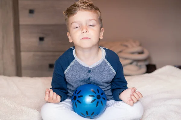 Malý Chlapec Cvičí Jógu Lotosové Pozici Ráno Medituje — Stock fotografie