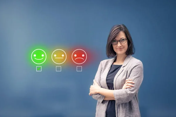 Değerlendirme derecelendirme simgeleriyle kolları çapraz duran kendine güvenen bir iş kadını. Müşteri hizmetleri araştırma konsepti.