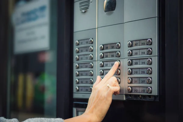 Bina girişinde dahili telefon kullanan kadına yaklaş.. 