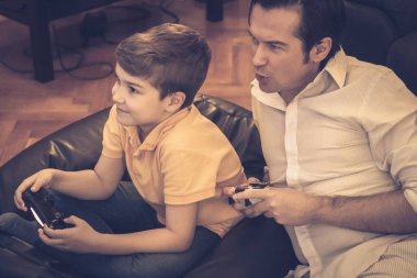 Mutlu baba ve oğul video oyunu oynayıp evde eğleniyorlar.. 