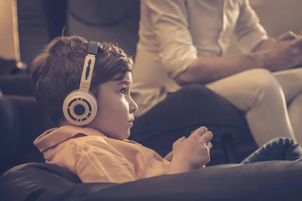 Дитина Грає Відеоігри Носить Навушники Розслабляючись Вдома — стокове фото